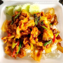 ไก่กรอบผัดพริกเผาราดข้าว