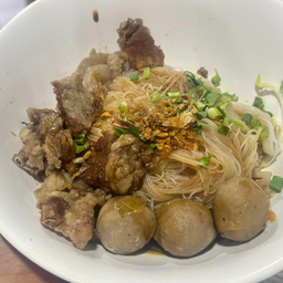 ก๋วยเตี๋ยวแห้งหมูจัมโบ้