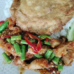 ข้าวผัดพริกแกงถั่วหมูกรอบ