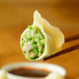 [อร่อยซ่ากับโค้ก] เกี๊ยวจีนต้มใส้หมูและขึ้นฉ่าย +  โค้ก ออริจินัล (กระป๋อง)