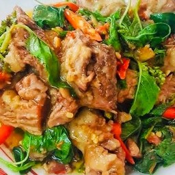กะเพราเนื้อตุ๋น (กับข้าว)