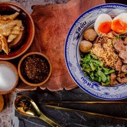 32. ก๋วยเตี๋ยวแห้งเนื้อน่องแก้วไทยวากิวไข่มะตูม