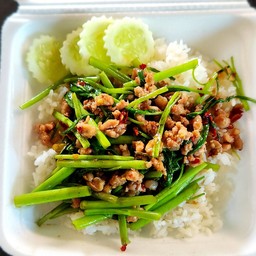 ผัดผักบุ้งหมูสับราดข้าว