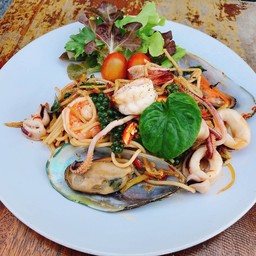 สปาเก็ตตี้ผัดพริกแห้งซีฟู้ด