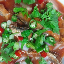 ยำปลากระป๋อง (กับข้าว)