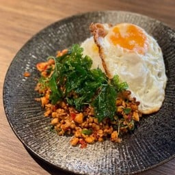 ข้าวกะเพรากรอบแซลมอน