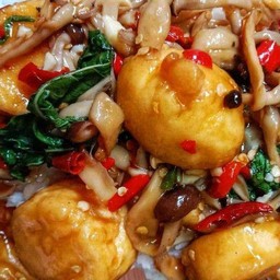 กระเพราเห็ดเต๋าหู๋ไข่  เป็นกับ