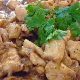 ข้าวไก่กระเทียม  ฟรีไข่ดาว (ไก่ติดหนัง)