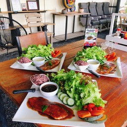 สลัดแซลมอนย่างซอสกระเพรา