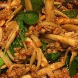 ข้าวผัดพริกแกงไก่หน่อไม้ฝอย