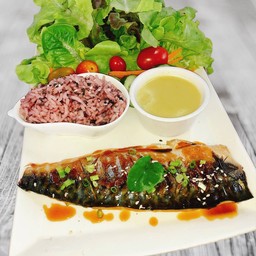 สลัดปลาซาบะย่างซีอิ๊ว