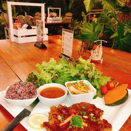 สลัดหมูซอสพริกแกง