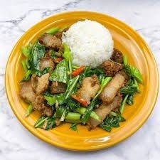 ข้าวผัดคะน้าหมูกรอบ