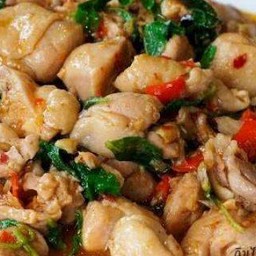 ข้าวกระเพราไก่ฟรีไข่ดาว