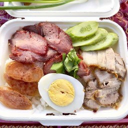 ข้าวหมูแดง หมูกรอบ กะเพรา ต้มเลือดหมู ป้าแหวว