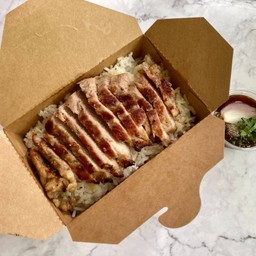 ข้าวหน้าหมูย่าง (gilled pork with rice)