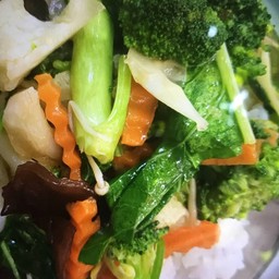 ผัดผักรวมราดข้าว