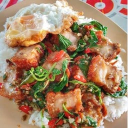 กระเพราหมูกรอบราดข้าว