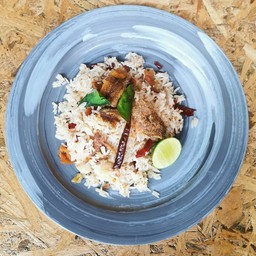 ข้าวผัดพริกแห้งปลาสลิด