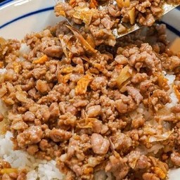 หมูสับผัดกระเทียม ราดข้าว