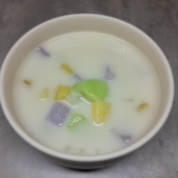บัวลอยสามสี