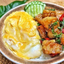 ข้าวไข่ข้นกะเพราหมูกรอบ