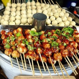 ลูกชิ้นหมูหม้อไฟ (น้ำจิ้มมะขาม3รส)