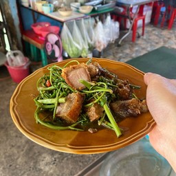 ผัดผักกระเฉดหมูกรอบ