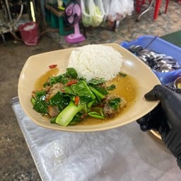 ผัดคะน้าราดข้าว