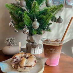 กาเเฟนมชมพู (粉牛奶美式咖啡）