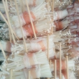 หมูสามชั้นพันเห็ดเข็มทอง