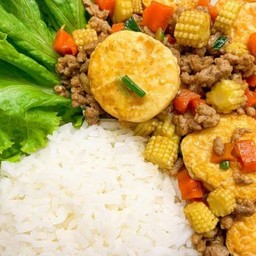 ข้าวราดเต้าหู้ไข่ทอดทรงเครื่อง
