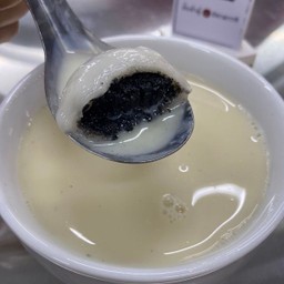 S02 น้ำเต้าหู้บัวลอยงาดำ (ပဲနို့ Bua Loi)