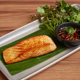 แซลมอนสะเดาน้ำปลาหวาน