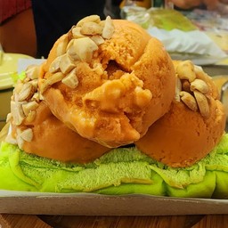 ไอติมชาไทย + ขนมปังใบเตย