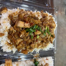 ข้าวหมูกรอบทอดกระเทียม