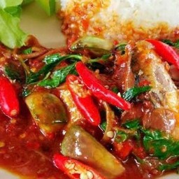 ผัดเครื่องแกงปลากระป๋องราดข้าว