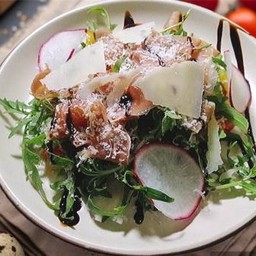 สลัดผักร็อคเก็ตจาร์มอน เซอราโน่ แฮม