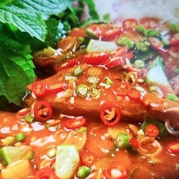 ข้าว ยำปลากระป๋อง +  ไข่ต้มยางมะตูม