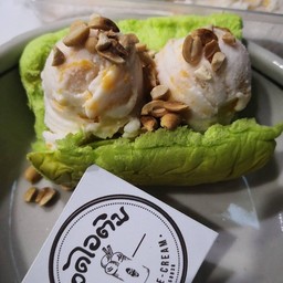 ไอศกรีมกะทิไข่แข็ง 3 ลูก + ขนมปัง พร้อมเครื่อง