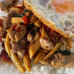 ข้าวราดกระเพราหมูชิ้นหน่อไม้