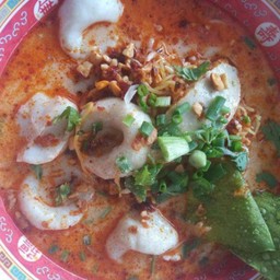 ก๋วยเตี๋ยวลูกชิ้นปลาต้มยำ