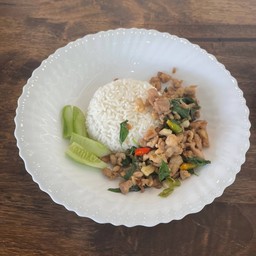 กะเพราหมูสับ / ไก่ ราดข้่าว