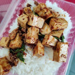 ข้าวกระเพราหมูยอ