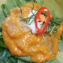 ห่อหมกเนื้อปลาอินทรีย์ รองใบโหระพา/ชะพลู/ใบยอ/กะหล่ำปลี (เอาผักไหนโปรดระบุ)