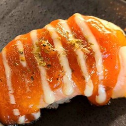 แซลมอนเบิร์นซอสพิซซ่า