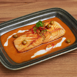 แซลมอนราดซอสพะแนง