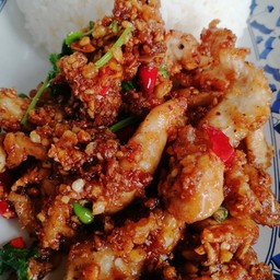 ข้าวไก่ทอดกระเทียมผัดคลุกน้ำจิ้มแจ่ว