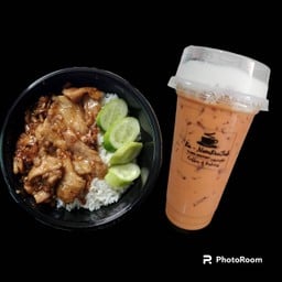 ข้าวกระเทียมพริกไทยหมู+ชาไทย