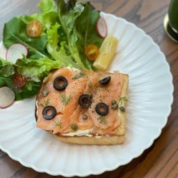 Smoked salmon & cream cheese toast (LM)